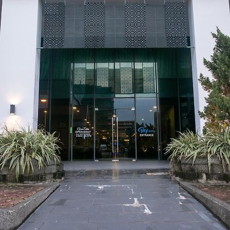 Sky Hotel Kota Kinabalu Exterior foto